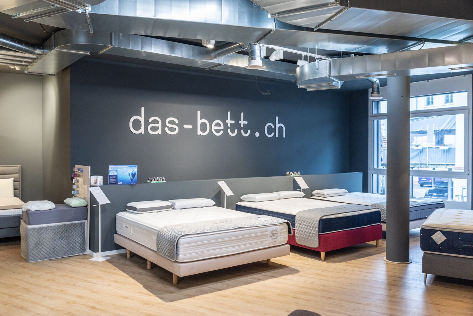 Kissen und Bettsysteme im Showroom von das-bett.ch in Zürich-Altstetten